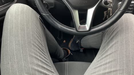 hombre impaciente sentado detrás del volante y esperando