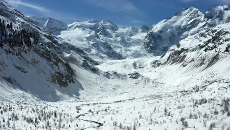 Langsamer-Vorwärtsflug-Im-Valet-Des-Erstaunlichen-Morteratsch-Gletschers-In-Der-Schweiz