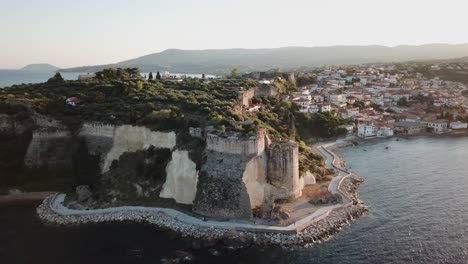 vista de la costa en grecia, puesta de sol