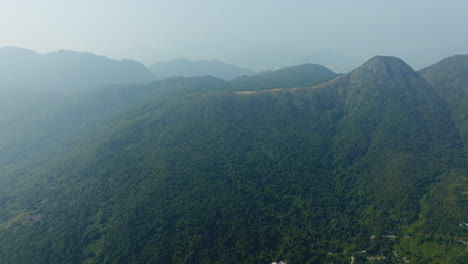 Impresionante-Toma-De-Drones-Acercándose-A-Unas-Hermosas-Colinas-Verdes-En-China