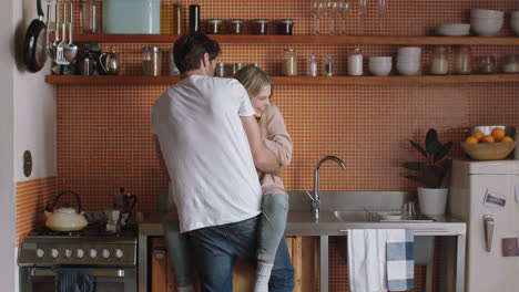 Alegre-Pareja-Joven-Abrazándose-En-La-Cocina-Divirtiéndose-Relación-Romántica-Abrazando-Compartir-Conexión-íntima-Disfrutando-De-Un-Estilo-De-Vida-Feliz-Juntos