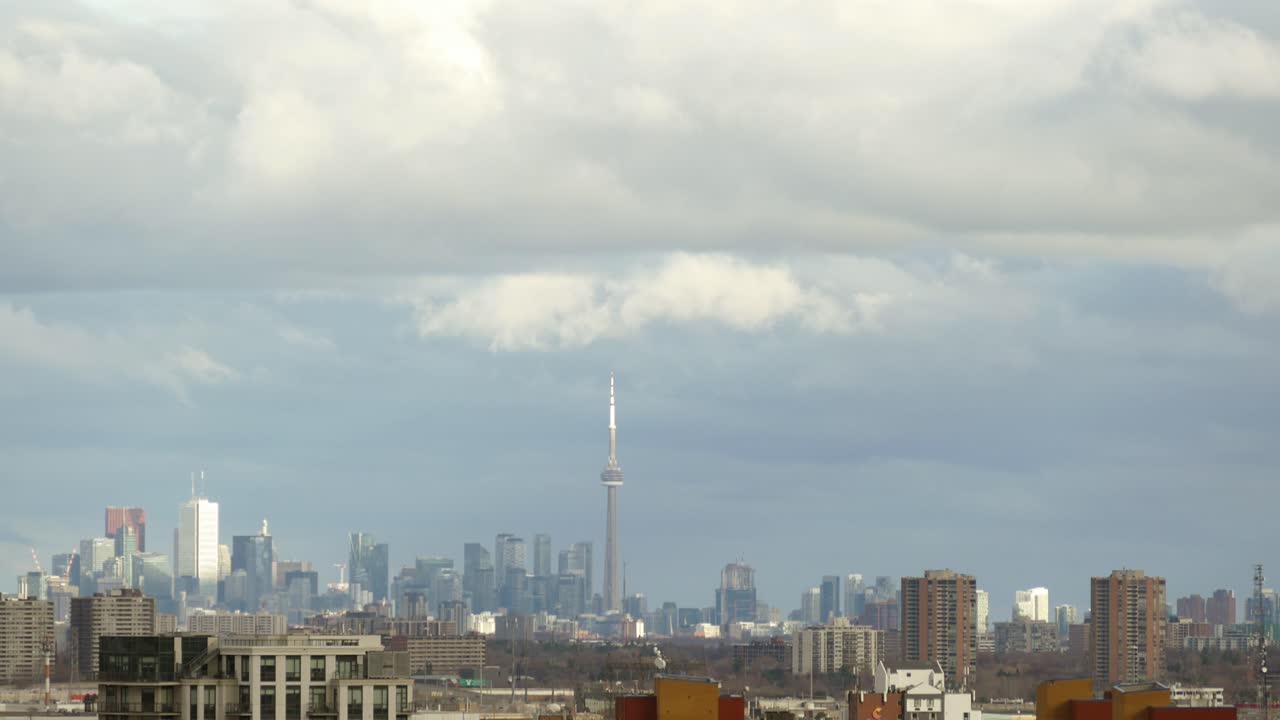 lapso de tiempo - nubes de tormenta sobre el panorama de toronto, ontario, canadá, tiro ancho