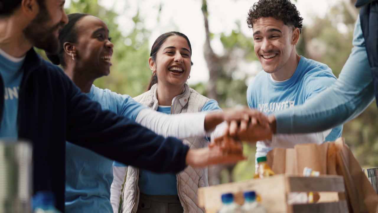 Gruppo eterogeneo di volontari che celebra il lavoro di squadra e il successo all'aperto