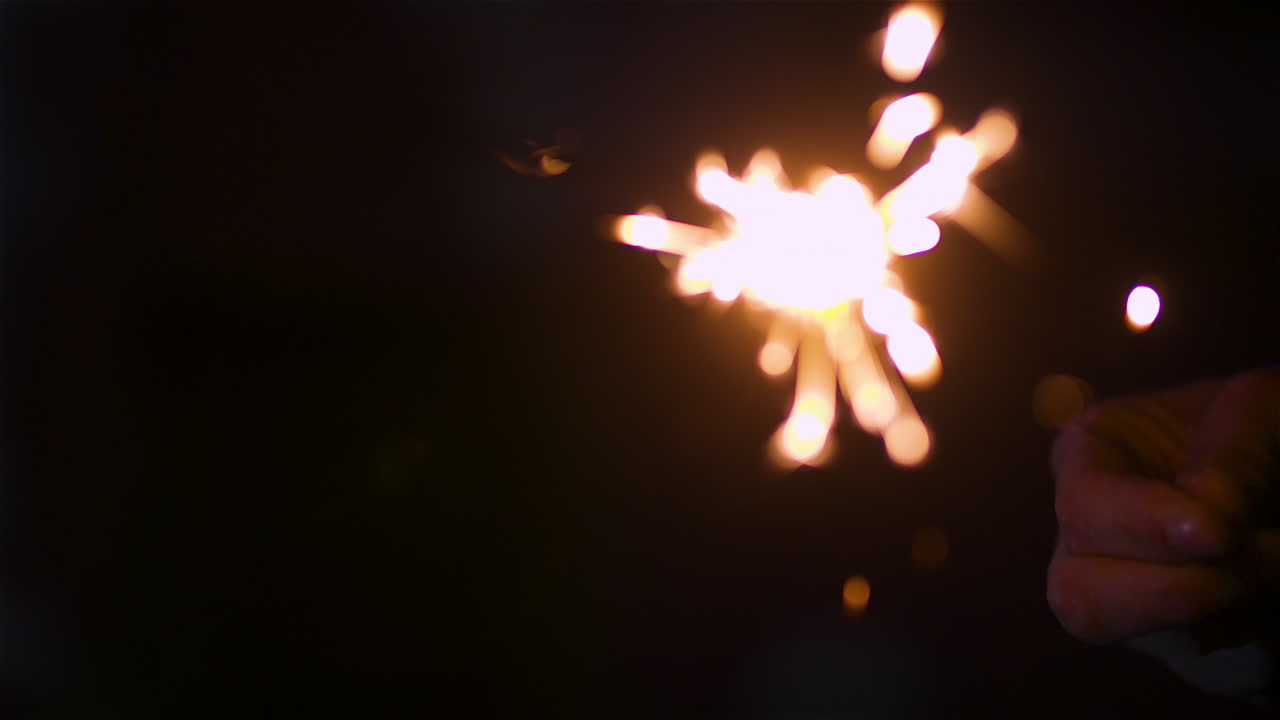 mujer sosteniendo bengalas en las manos