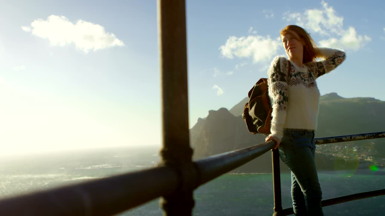 ⁇ 은 날 해변 근처 에 서 있는 여자 4k