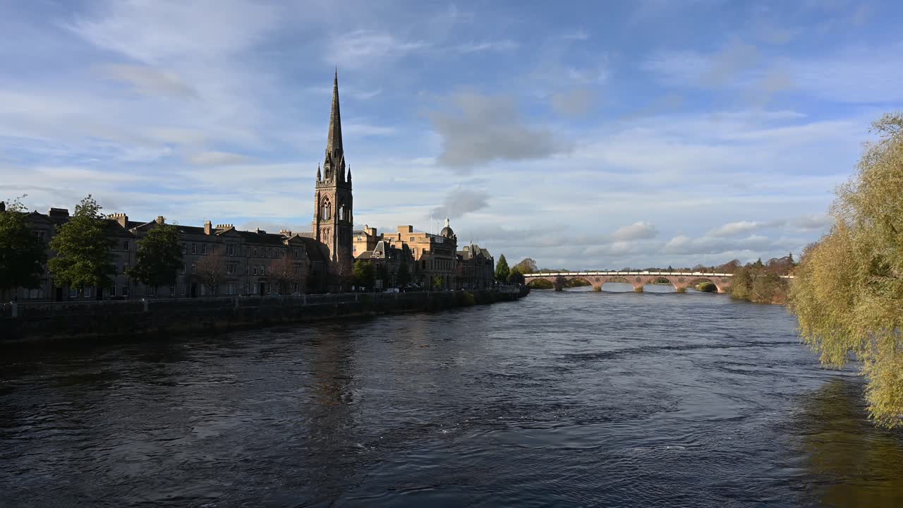 화창한 날 정적 샷에 퍼스와 강 테이의 아름다운 가을 장면