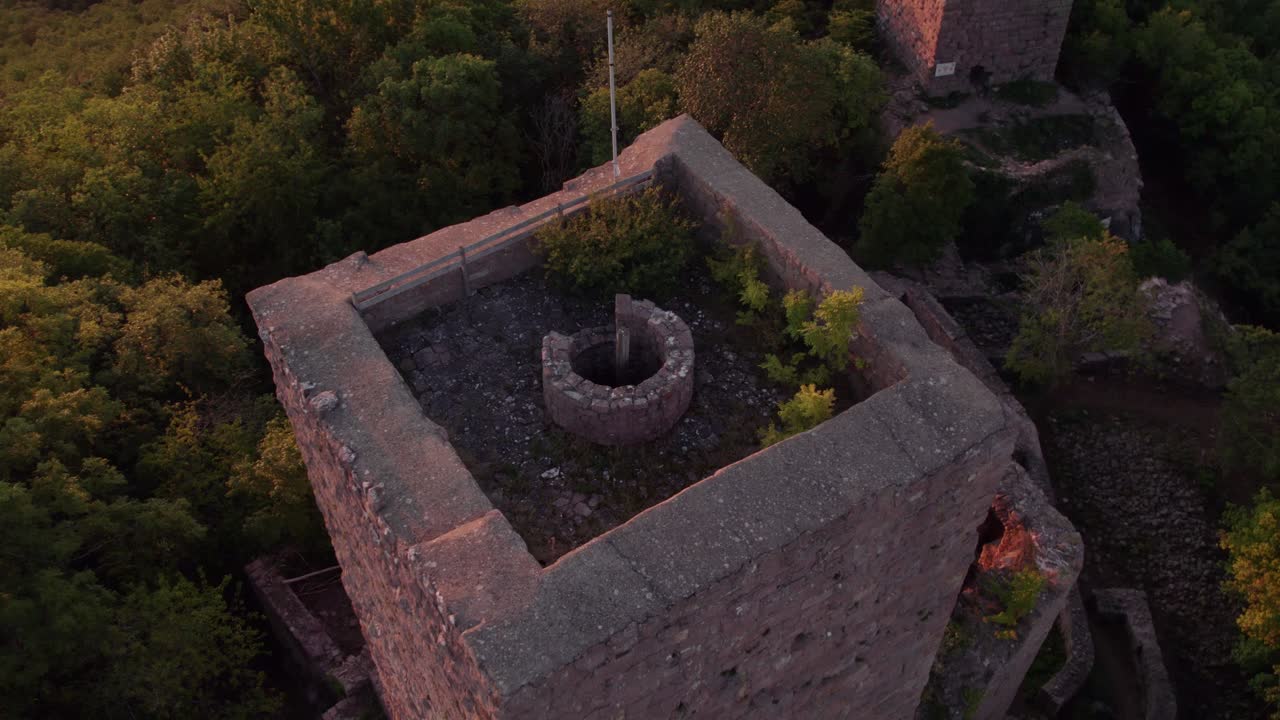 Luz do amanhecer sobre ruínas medievais em Husseren-les-Chateaux