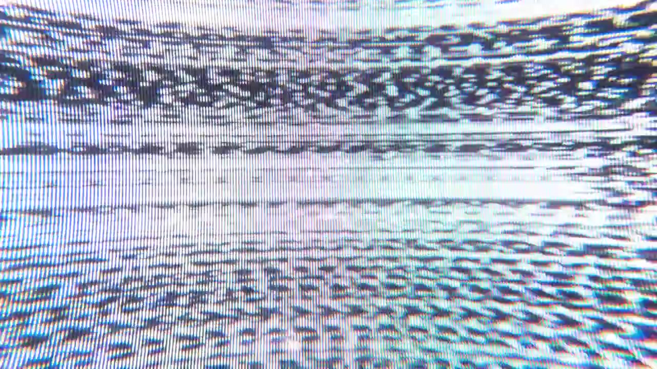 CRT ekranda parlak yoğun yatay tarama çizgileri, beyaz analog gürültü dokusu makro yakın çekim