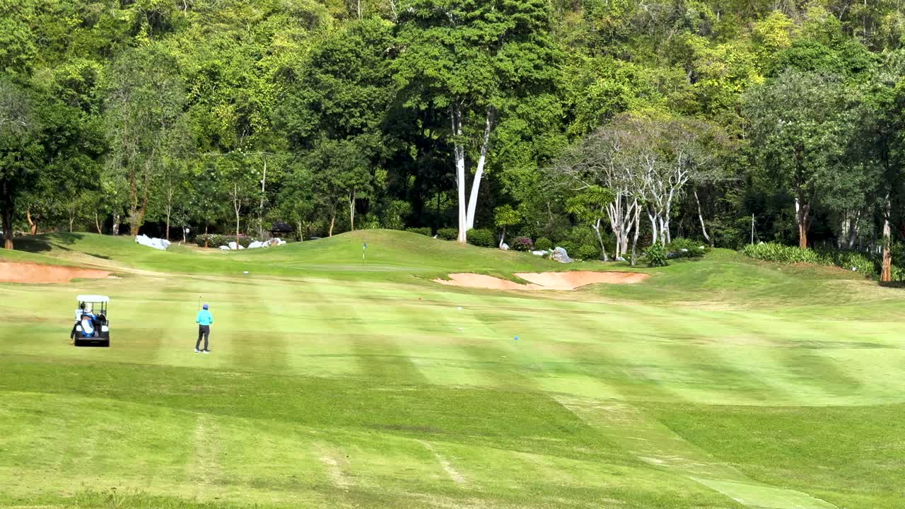 골퍼 와 카트 와 함께 골프 코스 장면