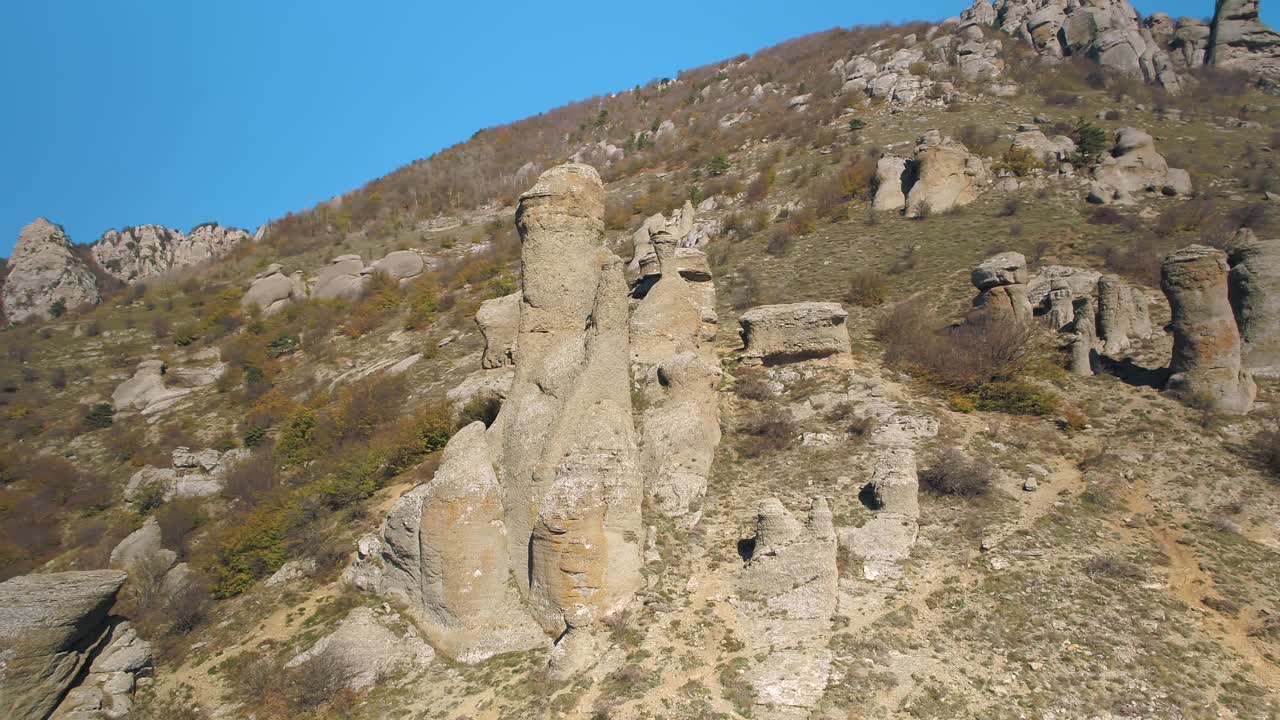 paisaje montañoso pintoresco con formaciones rocosas únicas