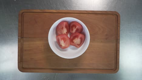 그릇에 토마토를 썰어. 나무 판