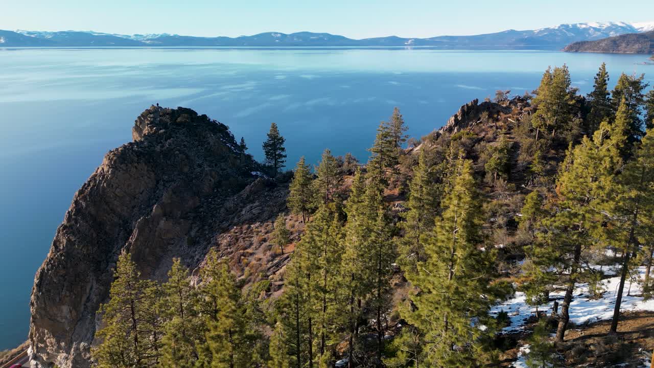órbita aérea del acantilado de caverna de roca, lago tahoe, california