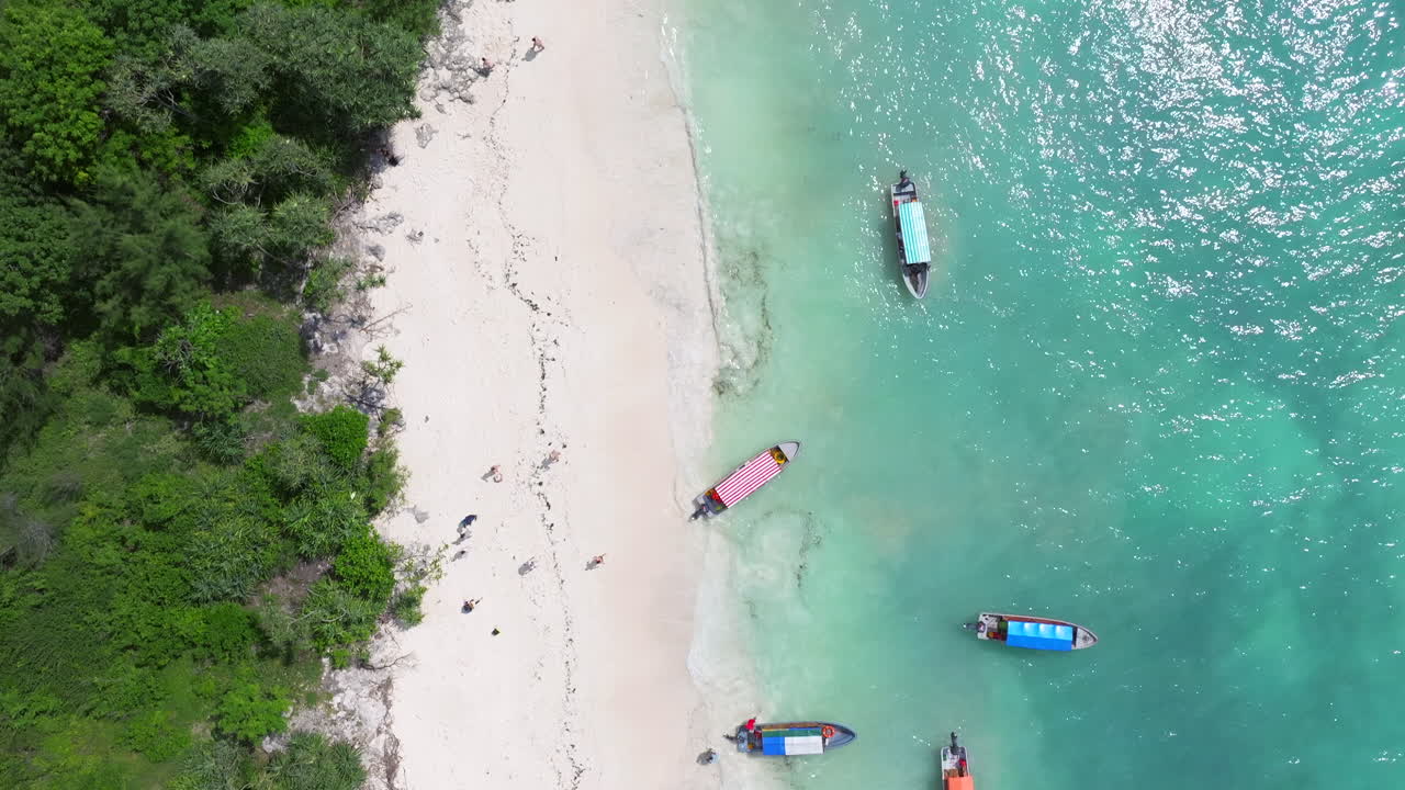 잔지바르 의 바 해변 의 모래 해변 과 은 녹색 물 의 위상