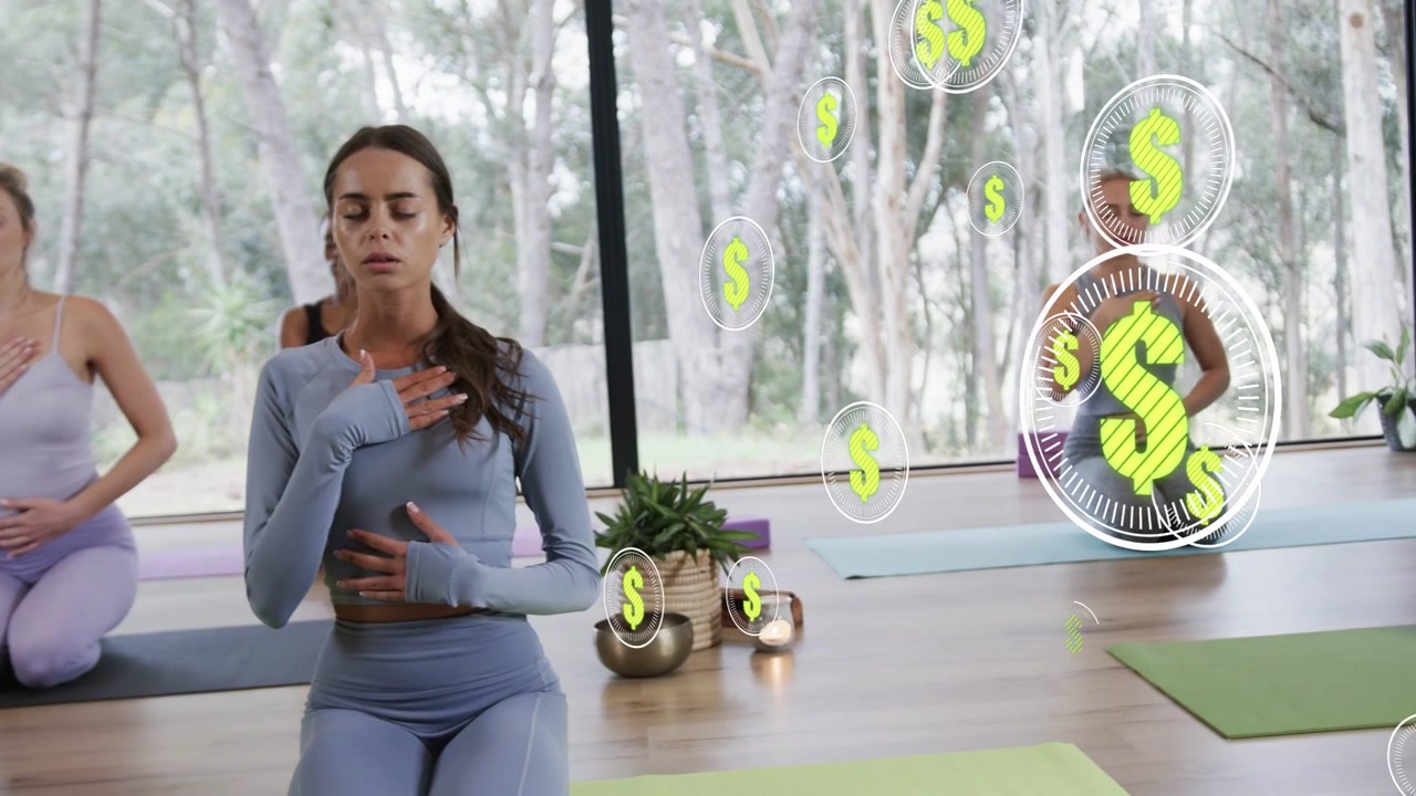 Donna protagonista che inizia la meditazione, mani sul petto, dollari che crescono e si sovrappongono al gruppo