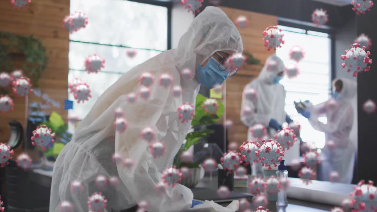 보호복을 입은 노동자 팀에 대한 코로나19 세포의 애니메이션 소독 사무실