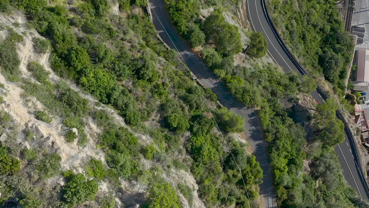 toma de un dron de un camino en la naturaleza