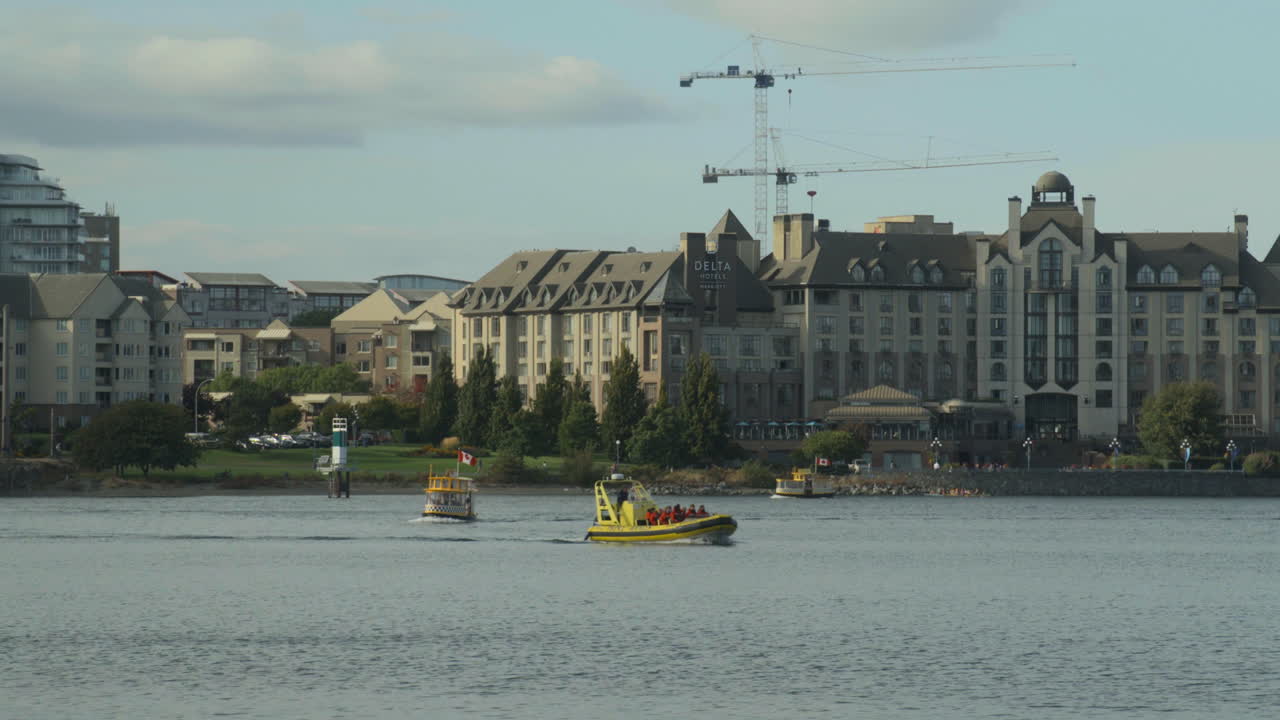 빅토리아 bc 항구 안팎으로 항해하는 보트