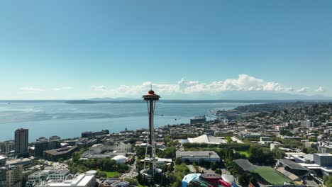 vista aérea orbitando la aguja espacial de seattle en un brillante día de verano