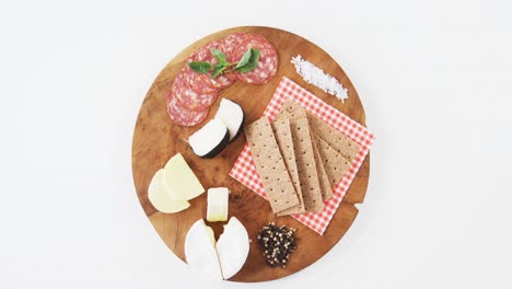 queso con jamón en tablero de madera