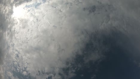 el lapso de tiempo del paisaje nublado con el sol brillante brillando y revelándose detrás de las nubes.