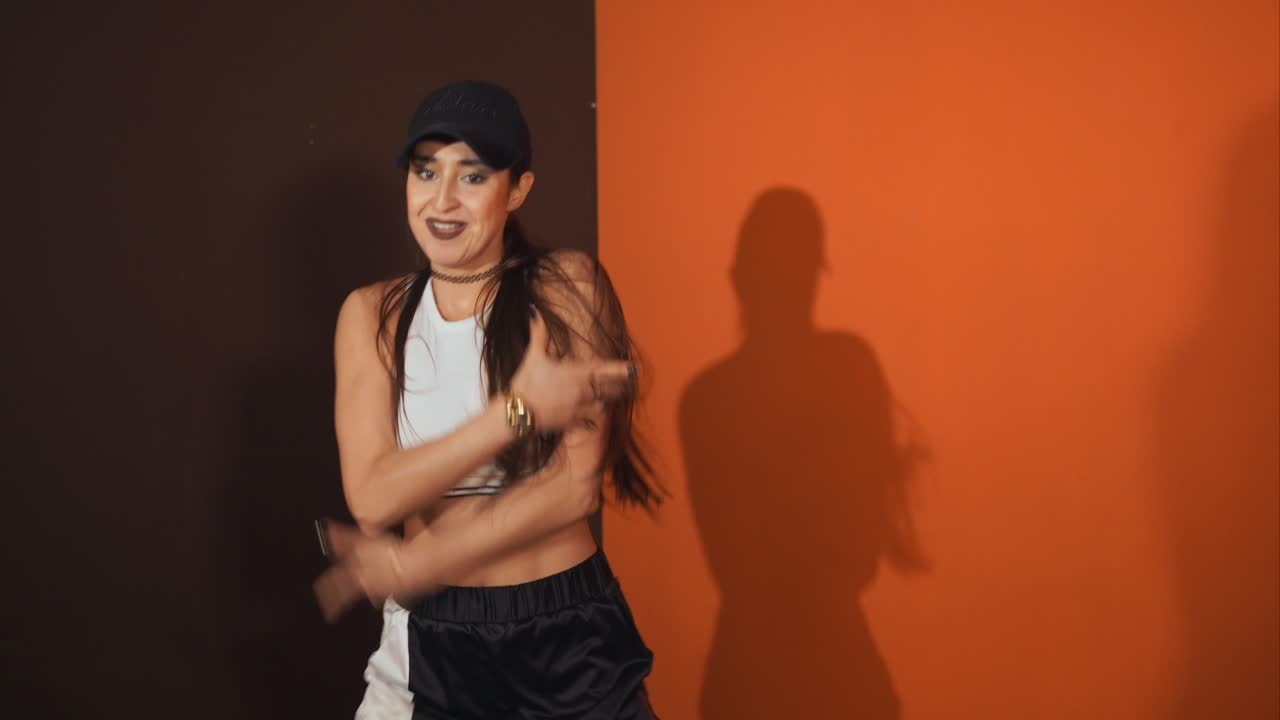 Donna che balla in stile hip-hop