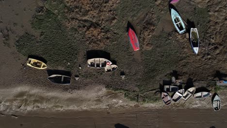 Verschiedene-Gestrandete-Verlassene-Fischerbootwerft-In-Sumpfschlamm-Bei-Ebbe-Küste-Aus-Der-Vogelperspektive