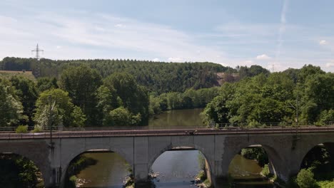un antiguo puente de caballete de tren que cruza el río sieg en el oeste de alemania en un día soleado