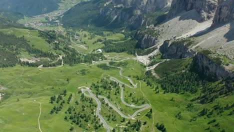 antena de coches circulando por la pintoresca carretera de montaña en zigzag, dolomitas italia