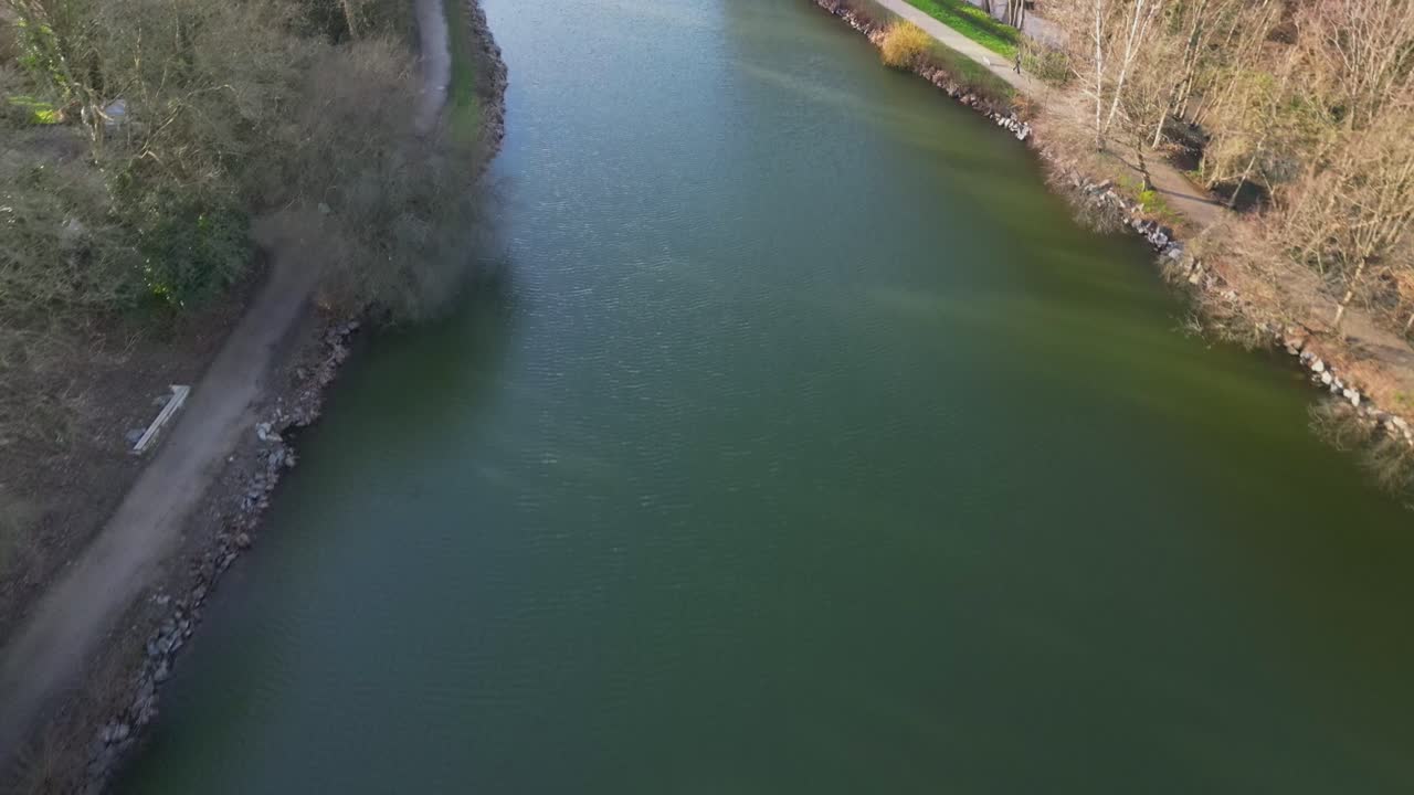 프랑스 브리타니의 chateaugiron 연못을 둘러싼 보행자 여행