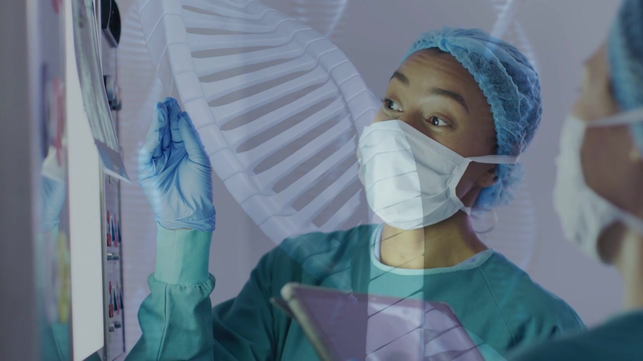 Clinico che alza una mano guantata verso scansioni mediche per la diagnosi, tracciando aree con una sovrapposizione di elica di DNA.