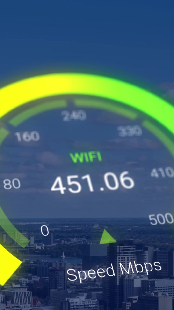 Animasi speedometer hijau di atas pemandangan kota