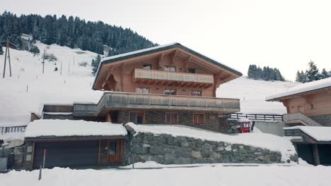 Foque-De-Lujoso-Chalet-En-Un-Paisaje-Cubierto-De-Nieve