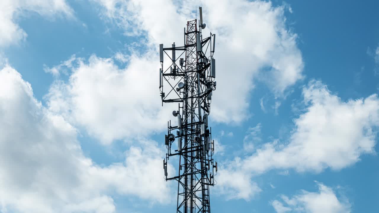 el lapso de tiempo de las antenas de las torres celulares más antiguas que transmiten datos, repetidores para comunicaciones móviles e internet, gps, teléfonos celulares, torres de telecomunicaciones 3g, 4g y 5g con nubes en movimiento, tormenta. bucle 4k
