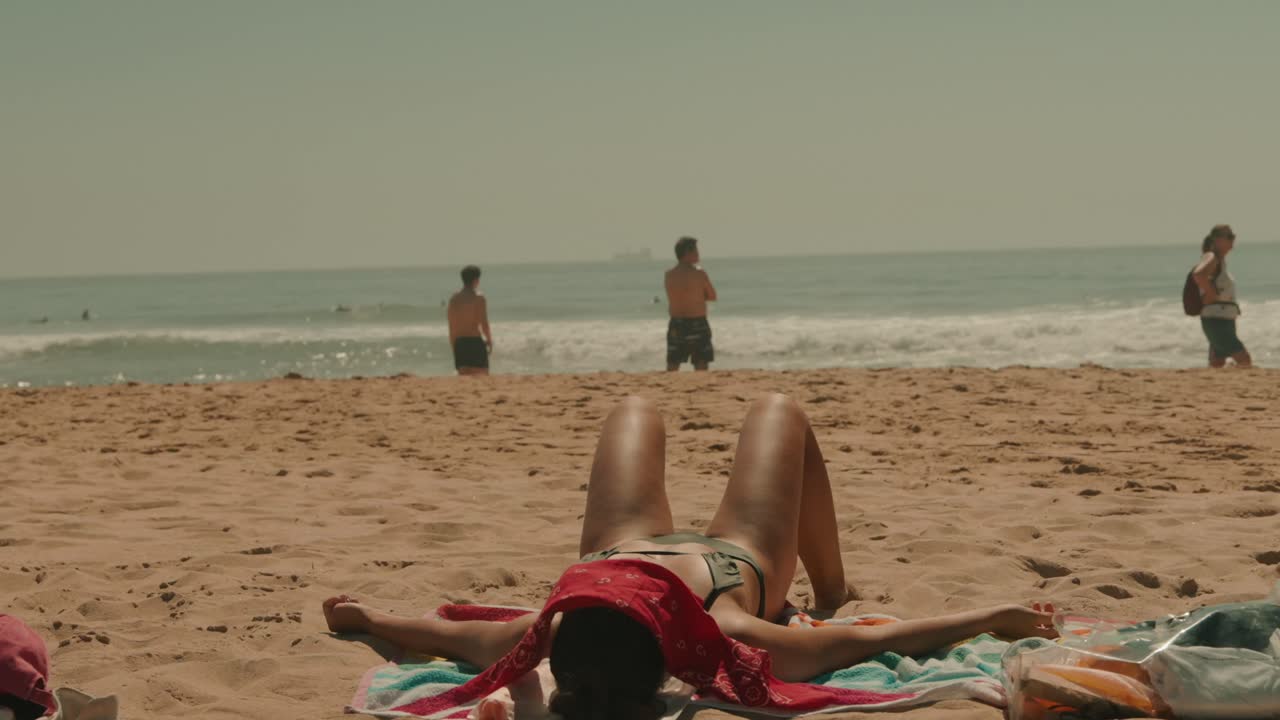 люди наслаждаются солнечным днем на пляже.