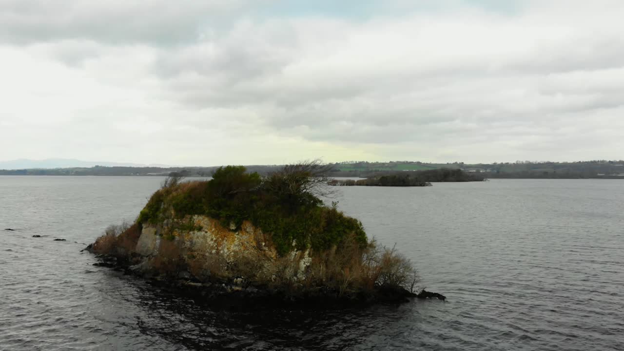 un tiro aéreo de lagos y un bosque en el invierno