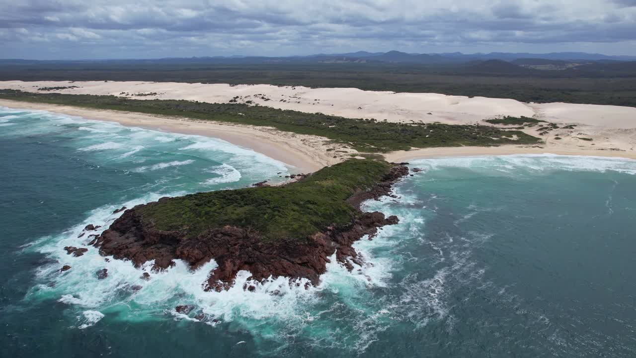 Luogo Aborigeno di Dark Point con promontorio e paesaggio marino nel NSW, Australia - ripresa aerea