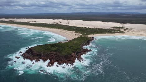 lugar aborigen de punto oscuro con promontorio y paisaje marino en nsw, australia - foto aérea