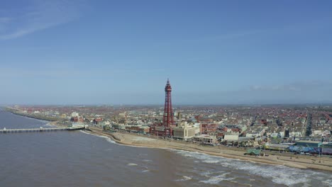 Impresionante-Vista-Aérea,-Imágenes-De-La-Torre-De-Blackpool-Desde-El-Mar-De-La-Galardonada-Playa-De-Blackpool,-Un-Lugar-Turístico-Costero-Muy-Popular-En-Inglaterra,-Reino-Unido,-Reino-Unido