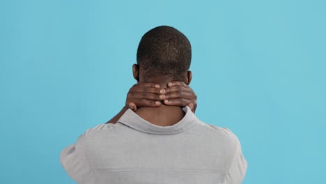 hombre con dolor de cuello