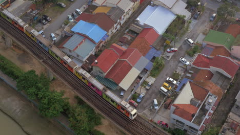 Blick-Aus-Der-Vogelperspektive-Auf-Das-Armenviertel-Und-Den-Zug-Auf-Den-Eisenbahnen-Von-Kuala-Lumpur,-Malaysia