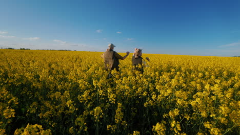 landwirte auf einem rapsfeld