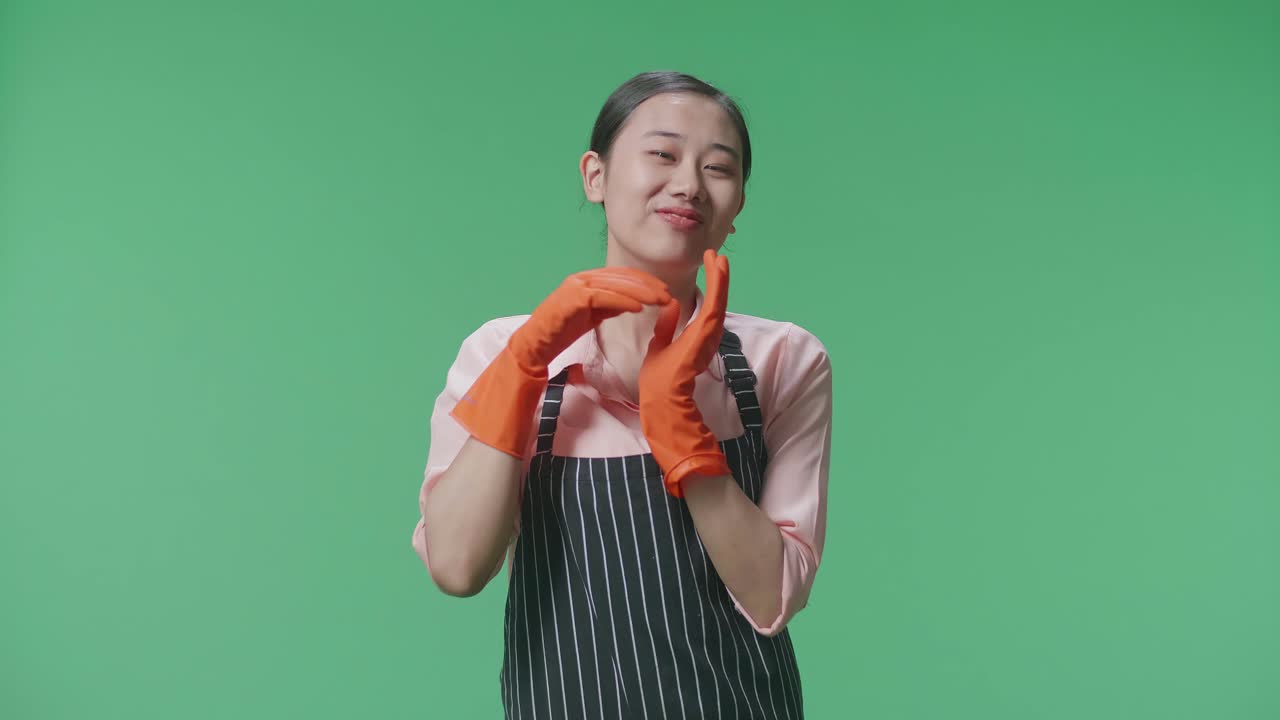 앞옷과 오렌지색 장갑을 입은 여자, 행복하고 흥분.