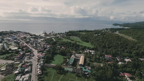 vista de pájaro de una ciudad portuaria en allen masbate