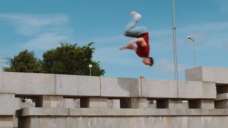 hombre haciendo parkour