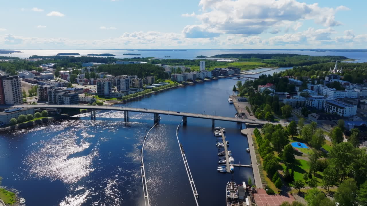 Drone che segue il fiume Pielisjoki, in una giornata estiva e soleggiata nel centro di Joensuu.