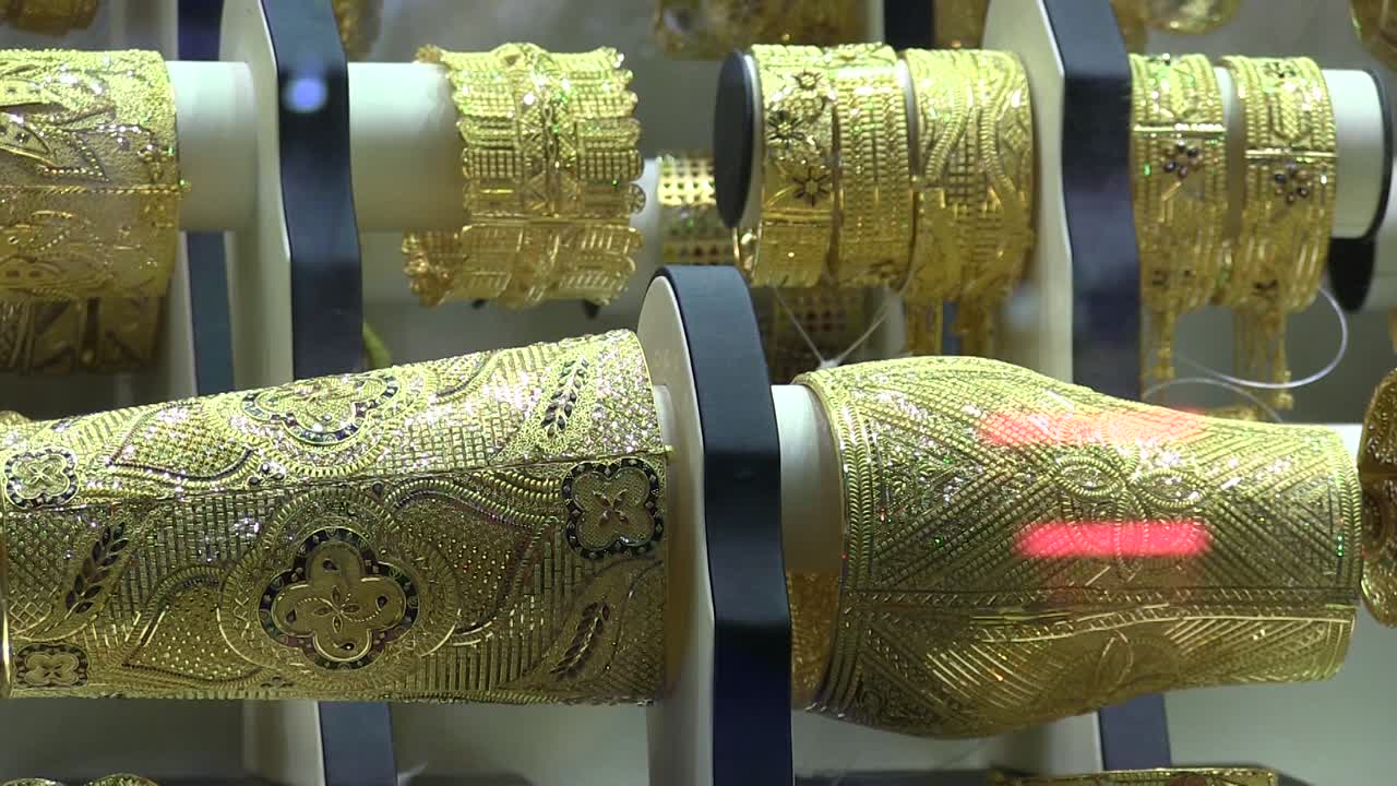 아랍 에미레이트의 금 바자에 있는 금 거래자의 창 중 하나