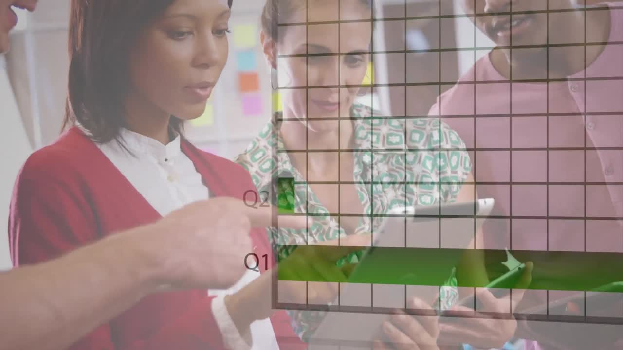 animación de gráficos financieros y datos sobre diversos compañeros de trabajo que trabajan en tableta en la oficina.