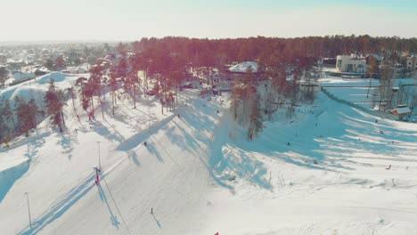 Winterlandschaft-Mit-Schneebedecktem-Hügel-Und-Luftaufnahme-Des-Skigebiets