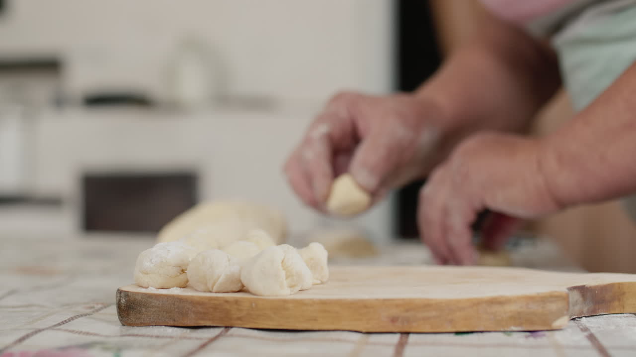 una anciana prepara comida con estufa de leña