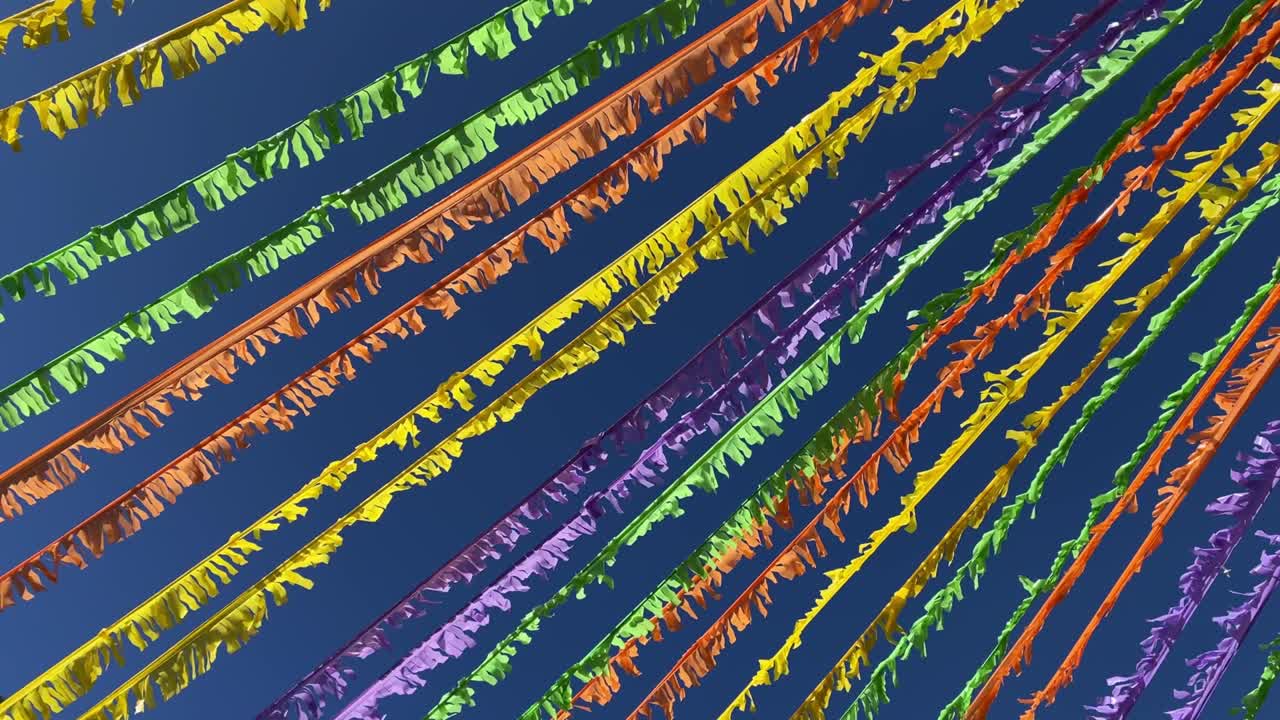 파란 하늘 앞의 거리를 장식하는 다채로운 리본. 휴가 개념.